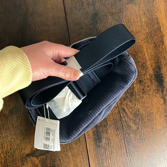 LULULEMON Everywhere Belt Bag Corduroy Navy Blue NWT - Picture 7 of 7